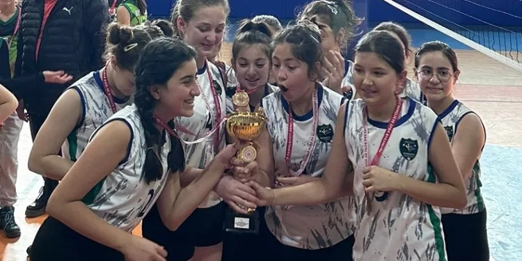 Şampiyon Hürriyet Ortaokulu oldu