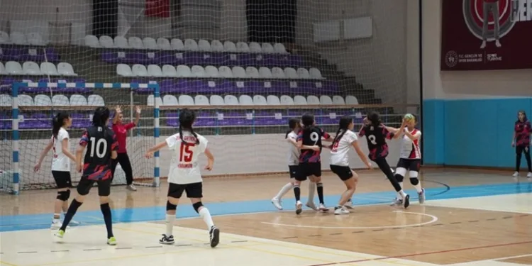 Hentbolun küçükleri Afyon’da yarışıyor