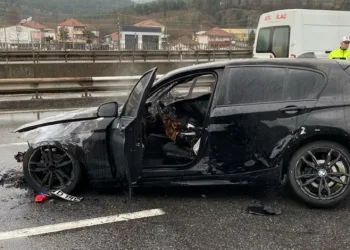 Çarpışan otomobillerden biri yandı