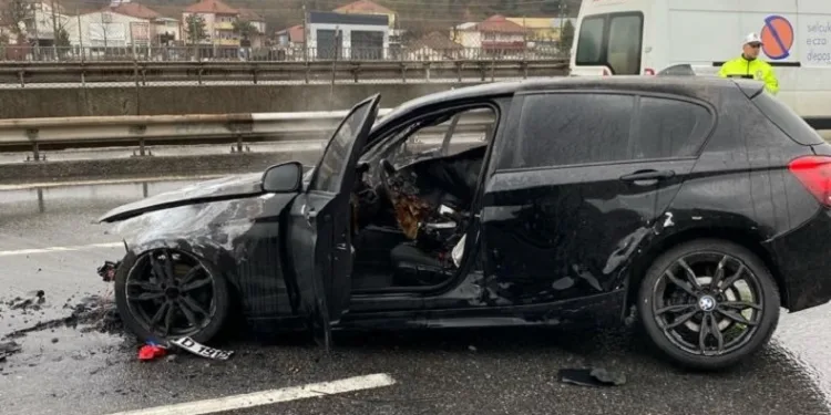 Çarpışan otomobillerden biri yandı