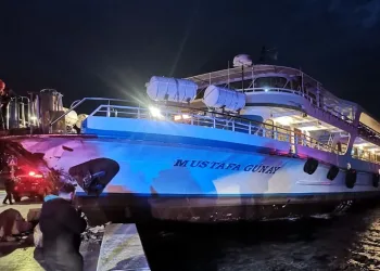 Vapur karaya çarptı, yolcular büyük panik yaşadı