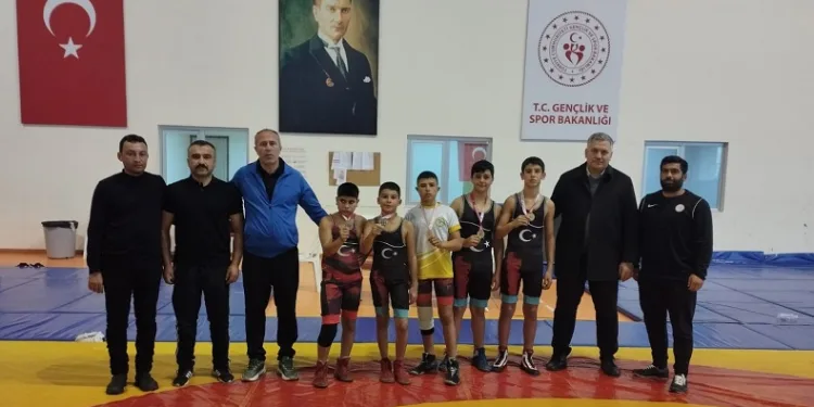 Sarıgöllü güreşçiler okul sporlarında madalyaları topladı