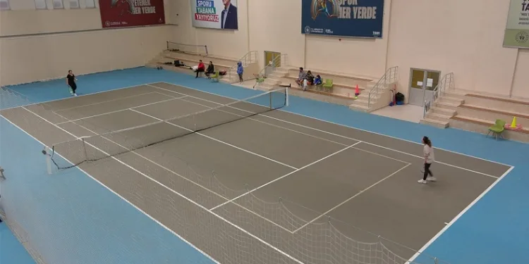 Afyonkarahisar’da 6 farklı kategoride yapılan tenis turnuvası sona erdi