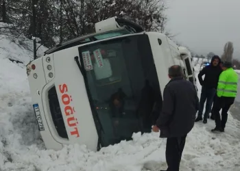 İşçi servisi devrildi, 1 kişi yaralandı