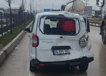 Bursa’da tır kırmızı ışıkta bekleyen araca çarptı: 3 yaralı