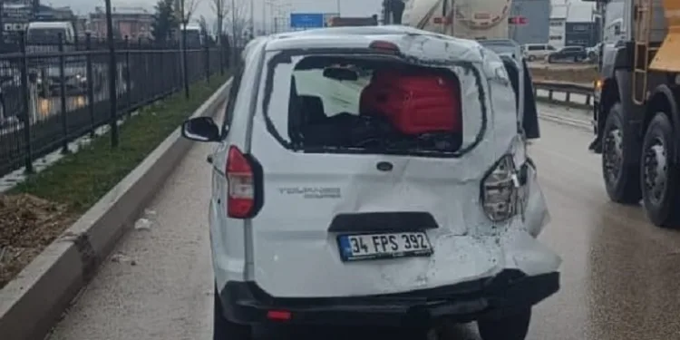 Bursa’da tır kırmızı ışıkta bekleyen araca çarptı: 3 yaralı