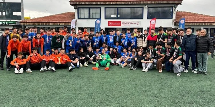 Okullar arası futbol turnuvasında şampiyonlar belli oldu