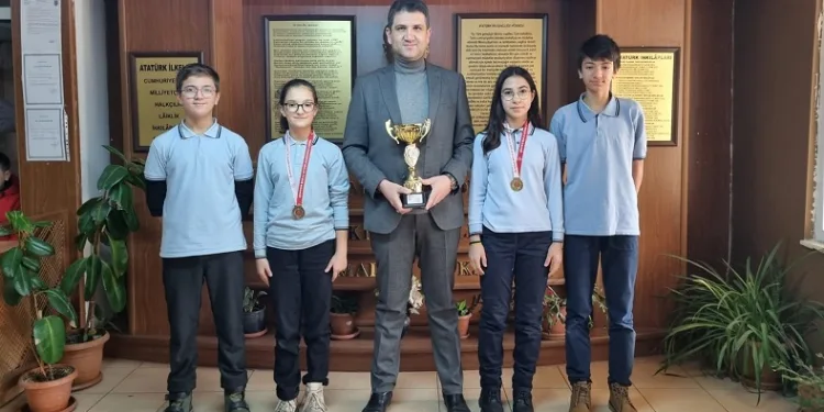 Eskişehir Ticaret Borsası Ortaokulu Kız Masa Tenisi Takımı Eskişehir birinciliği kazandı