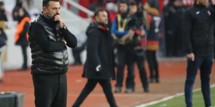 Sivasspor Teknik Direktörü Bülent Uygun: “Maçtan önce takımdan ayrılmak isteyenler oldu”