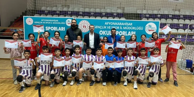 Hentbol Küçükler Grup Müsabakalarında birinci oldular