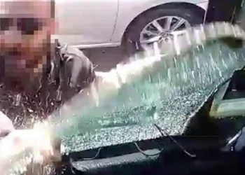 Otobüse saldırıp yumrukla camını patlattı