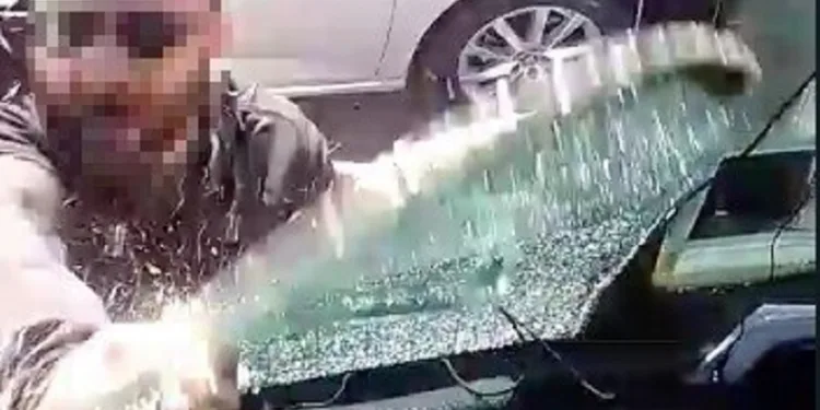 Otobüse saldırıp yumrukla camını patlattı