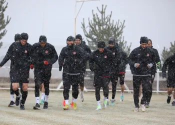 Sivasspor kar altında çalıştı