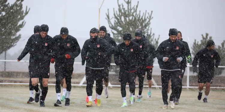 Sivasspor kar altında çalıştı