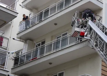 Alkolün dozunu kaçırınca, balkonda sızdı
