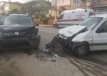 Bursa’da otomobiller kafa kafaya çarpıştı