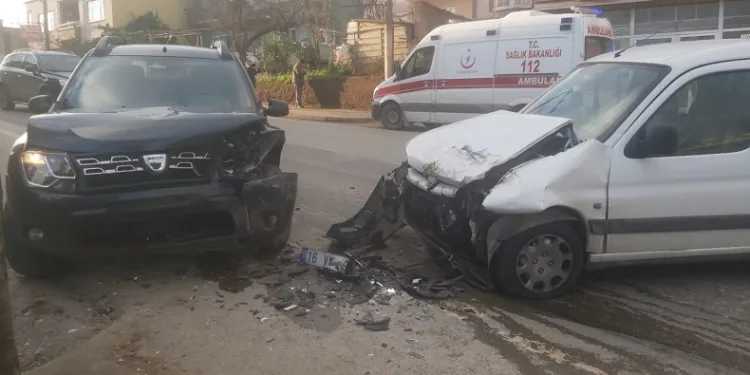 Bursa’da otomobiller kafa kafaya çarpıştı