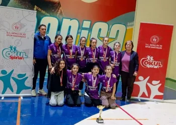 Öğrenciler Sarıgöl’e sporda bir kupa daha kazandırdı