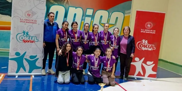 Öğrenciler Sarıgöl’e sporda bir kupa daha kazandırdı