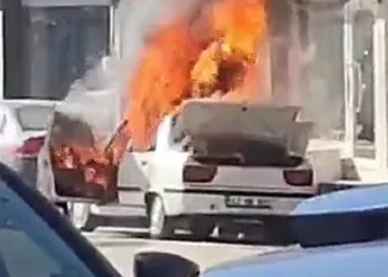 Park halindeki otomobil alev aldı