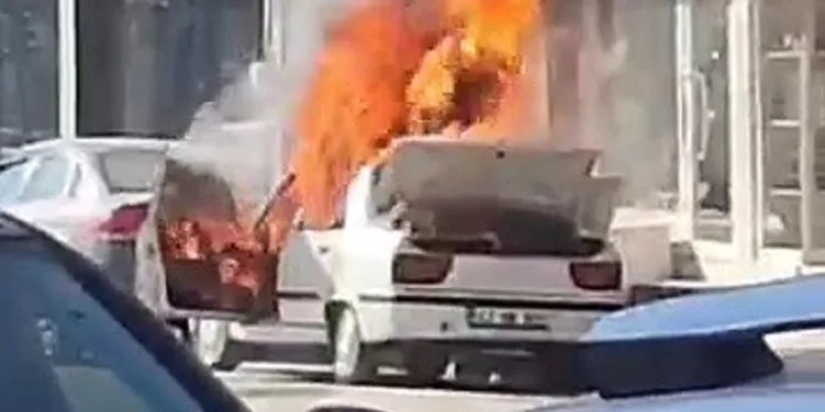 Park halindeki otomobil alev aldı