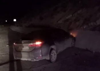 Kontrolden çıkan otomobil bariyerlere çarptı