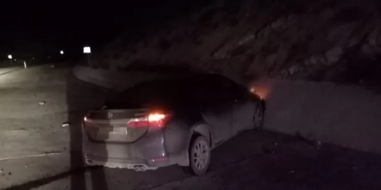 Kontrolden çıkan otomobil bariyerlere çarptı