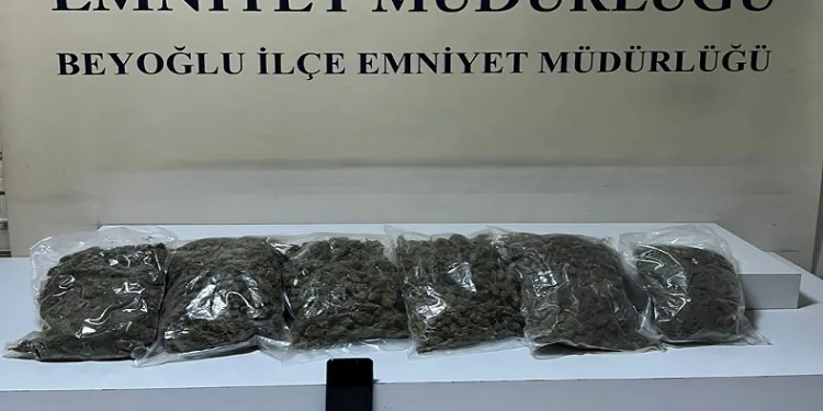 Polisten kaçan uyuşturucu satıcısı kovalama sonunda yakalandı