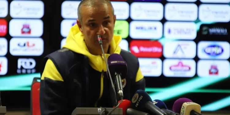Fenerbahçe Teknik Direktörü İsmail Kartal: “Kötü bir zeminde iyi mücadele ederek kazanmasını bildik”