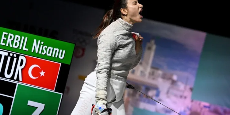 Milli eskrimci Nisanur Erbil’den tarihi Grand Prix madalyası