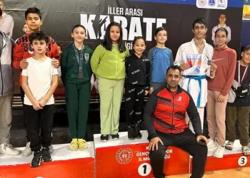 Denizlili sporcular karate turnuvasından derecelerle döndü