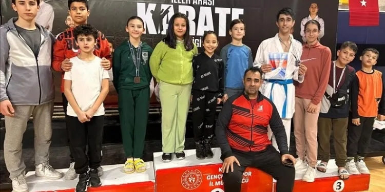 Denizlili sporcular karate turnuvasından derecelerle döndü