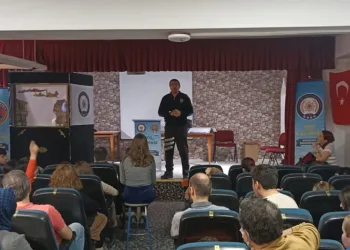 Polis ekiplerinden işitme engelli öğrencilere ziyaret