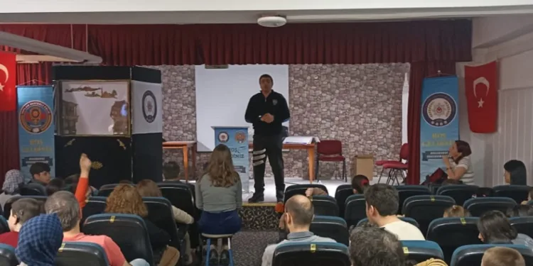 Polis ekiplerinden işitme engelli öğrencilere ziyaret