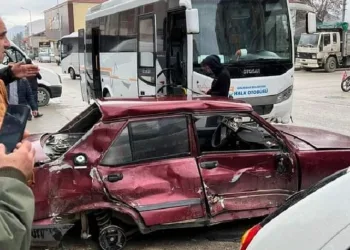 İki aracın arasında kalmaktan kıl payı kurtuldu