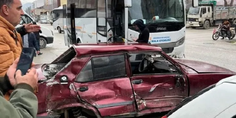 İki aracın arasında kalmaktan kıl payı kurtuldu
