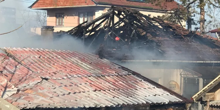 Sakarya’da atölyedeki yangın mahalleliyi sokağa döktü