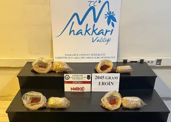 Hakkari’de pul biber poşetlerinin içinde 2 kilo 45 gram eroin ele geçirildi