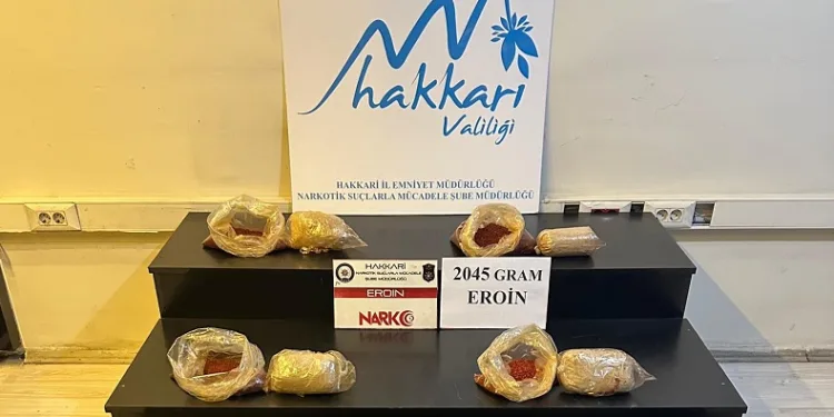 Hakkari’de pul biber poşetlerinin içinde 2 kilo 45 gram eroin ele geçirildi