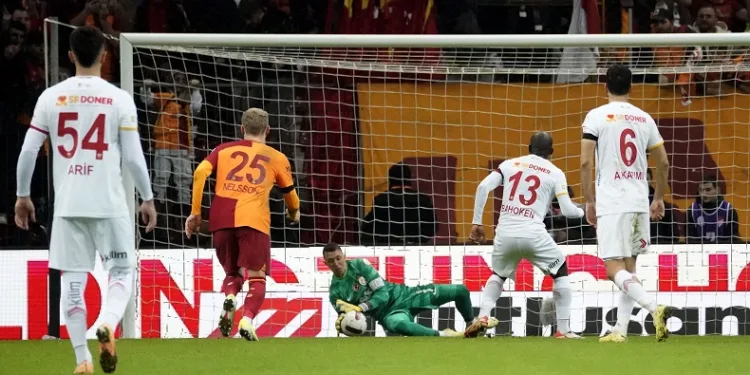 Fernando Muslera penaltı kurtardı