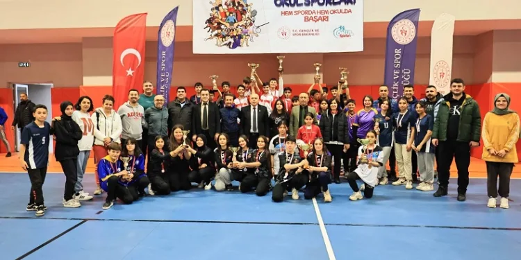 Curlingte kupalar sahibini buldu