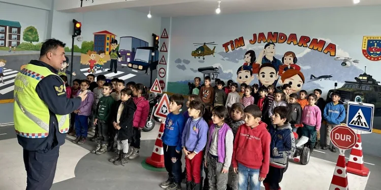 Öğrencilere trafik kuralları eğitimi verildi