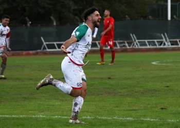 Enes Nalbantoğlu atıyor, Karşıyaka kazanıyor