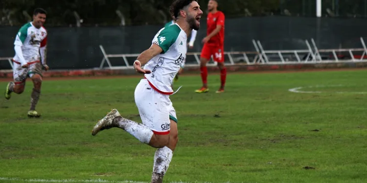 Enes Nalbantoğlu atıyor, Karşıyaka kazanıyor