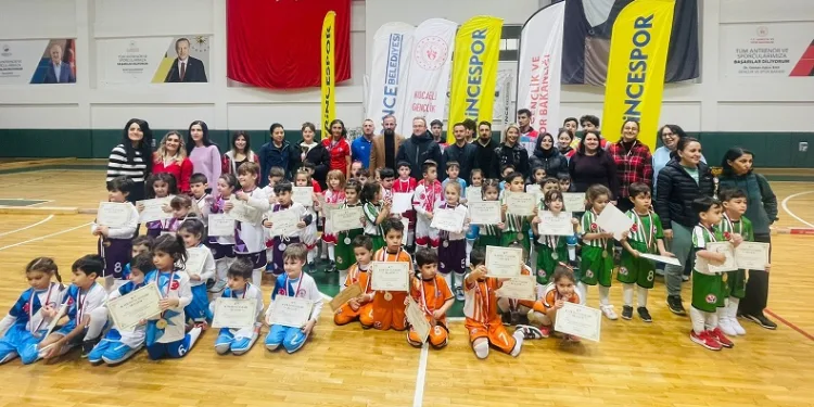 Miniklerin salon hokeyi turnuvası heyecana sahne oldu