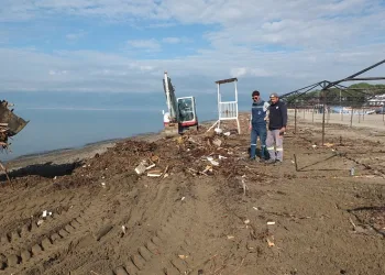 Balıkesir’de selin ardından plajlar temizleniyor