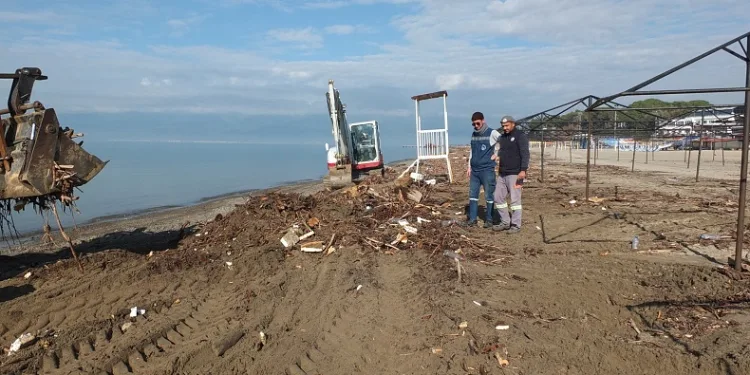 Balıkesir’de selin ardından plajlar temizleniyor