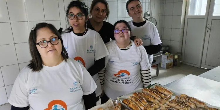Engelli bireyler mutfakta börek açtı