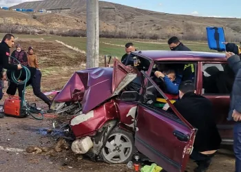 Elektrik direğine çarpan otomobil hurdaya döndü