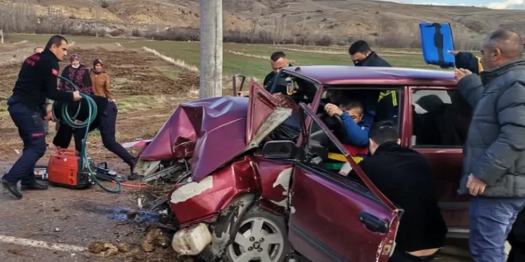 Elektrik direğine çarpan otomobil hurdaya döndü